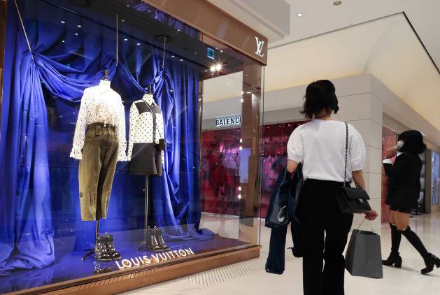 최근 백화점 명품 브랜드관 앞. [연합]