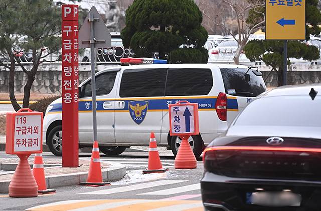 대장동 개발 특혜 비리 의혹 사건의 핵심 인물인 김만배 씨가 극단적 선택을 시도해 병원에서 치료를 받고 있다. 김씨는 지난달 24일 구속 기한 만료로 석방돼 최근 불구속 상태에서 재판을 받아 왔다. 사진은 15일 오전 김씨가 입원해 치료중인 경기도 수원시 아주대병원에서 경찰차가 나가고 있는 모습. 수원=뉴시스