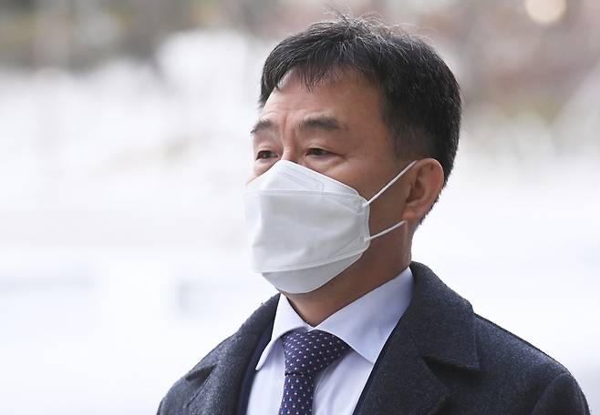 화천대유 대주주 김만배씨가 12월6일 오전 경기도 수원시 영통구 수원지방법원에서 열린 공판에 출석하고 있다. ⓒ 연합뉴스