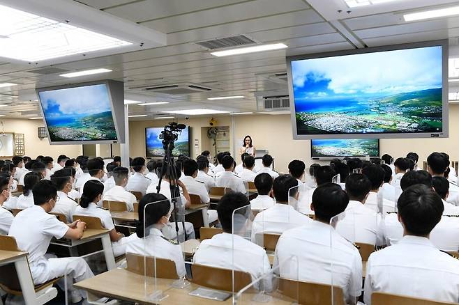 하와이에 온 한국 해군 함정 내 시사회 장면  [이진영 감독 제공]
