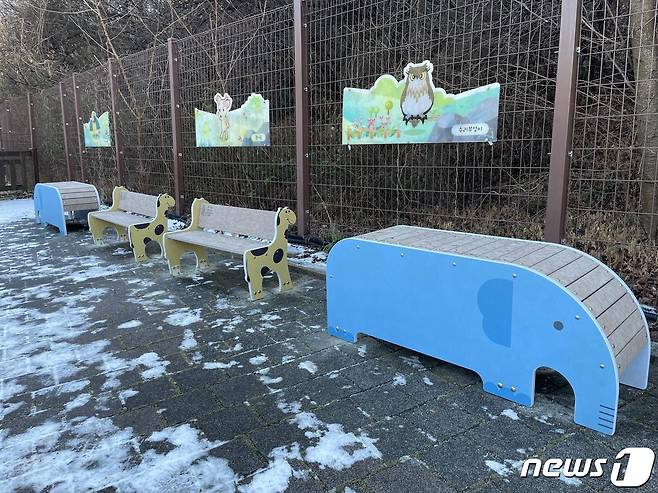 폐현수막으로 제작한 파고라, 공원 벤치 등(인천시 제공)2022.12.16/뉴스1 ⓒ News1 박아론 기자