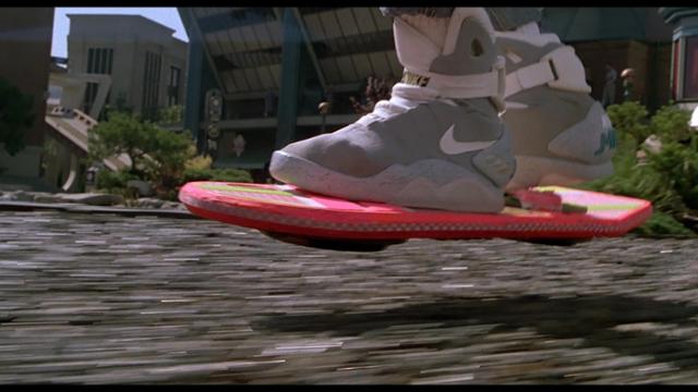 1989년 제작된 공상과학영화 '백 투더 퓨처 2'의 한 장면. '2015년 미래'로 간 주인공 마티 맥플라이가 스스로 발을 조이는 운동화를 신고 날아다니는 스케이트보드를 타고 있다. '네이버영화' 캡쳐