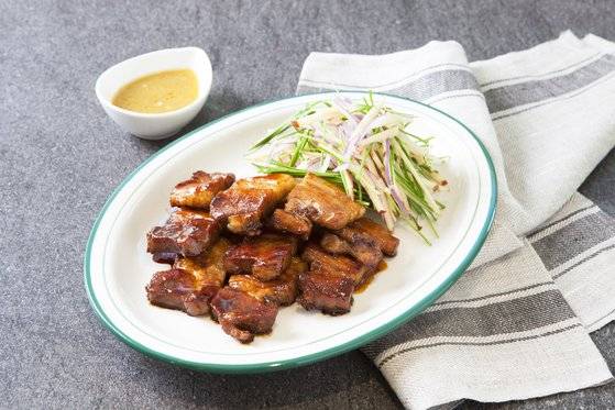 단짠의 소스와 바삭한 삼겹살, 상큼한 채소무침이 잘 어우러진 삼겹살 간장 조림과 채소무침. [사진 송미성]