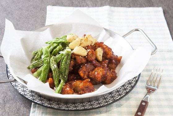 돼지고기 목살로 만든 꽈리고추 돼지고기 강정. [사진 송미성]