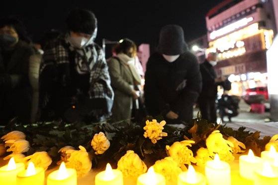 이태원 참사 49일째인 16일 오후 광주 동구 옛 전남도청 별관 옆에서 열린 추모제에서 시민들이 헌화하고 있다. 연합뉴스