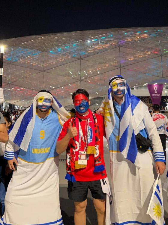 대한민국과 우루과이의 경기가 끝나고 최보락(32)씨가 우루과이 팬들과 함께 포즈를 취하고 있다. [사진 최보락]