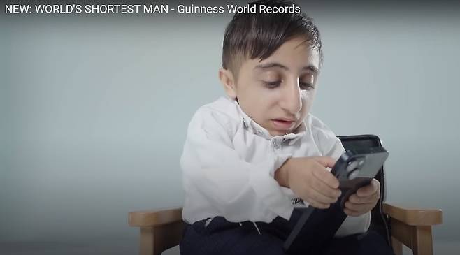 '세계에서 가장 작은 사람'으로 기네스북에 정식 등재된 아프신 에스마일 가데르자데 [기네스 유튜브 캡처]