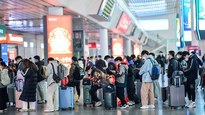 지난 7일 중국 산둥성 지난시 기차역. 중국의 방역 조치가 완화되면서 여행객들이 길게 줄 서 있다.