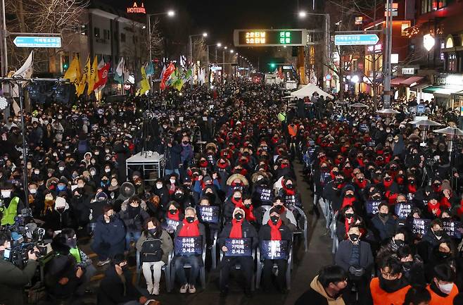 12월16일 오후 서울 용산구 이태원참사 사고 현장 인근에서 10·29 이태원참사 유가족협의회와 10·29 이태원참사 시민대책회의 주최로 참사 49일 시민추모제가 열리고 있다. ⓒ 연합뉴스