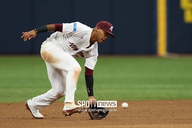 ▲ 2023시즌 키움의 유격수를 맡을 에디슨 러셀. ⓒ스포티비뉴스DB