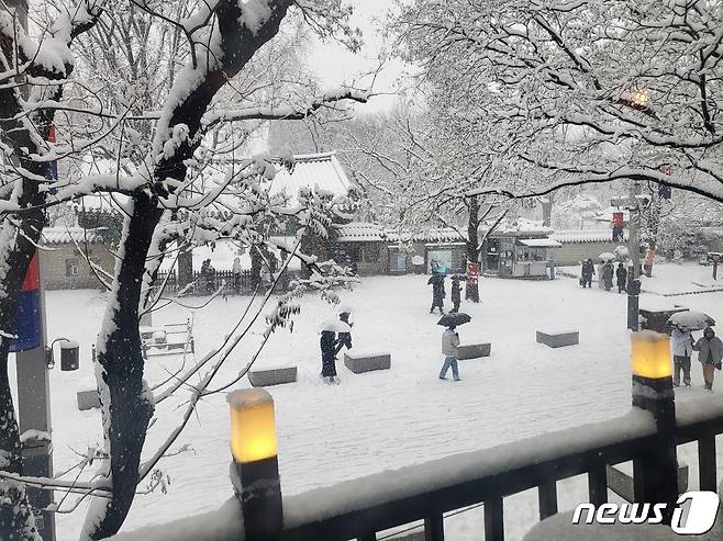 17일 눈이 내리는 전북 전주한옥마을에서 관광객들이 겨울 정취를 만끽하고 있다.2022.12.17/뉴스1 ⓒ News1 강교현기자