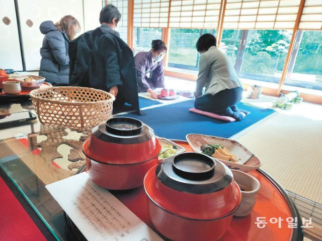 13일 일본 나라현의 전통 사찰 지코인에서 방문객들이 일본식 사찰 음식 ‘쇼진’ 요리 체험을 하고 
있다. 일본 불교에서도 스님들이 기른 채소 등으로 음식을 만들고 먹고 다도를 즐기는 행위를 수행의 일환으로 여긴다. 최근 
일본에서는 다양한 식(食)문화를 체험하는 ‘가스트로노미 여행’이 각광받고 있다. 나라=이상훈 특파원 
sanghun@donga.com