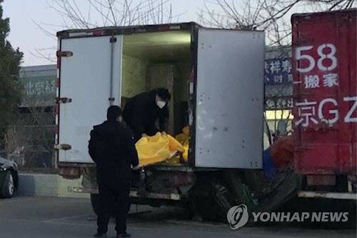 중국이 '제로 코로나'에서 '위드 코로나'로 전환하면서 수도 베이징 장례식장에서 코로나19 사망자로 속출하면서 화장장으로 시신이 몰리고 있다.



연합뉴스 제공