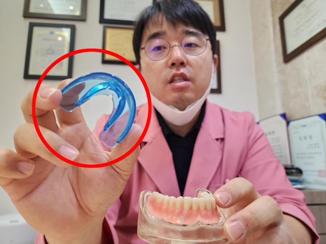 김상운 치과의사가 해외직구에서 판매되는 근기능교정장치를 보여주고 있다. 그는 "치아와 치아 주변 근육의 관계에 개입하여 부정교합을 치료할 수 있을지 의구심이 든다"고 말했다. 대구 더블유치과 제공