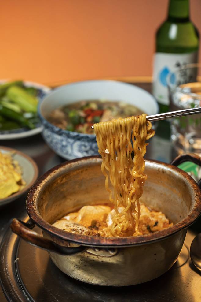 마포농수산쎈타의 순두부열라면 ⓒstudio etc