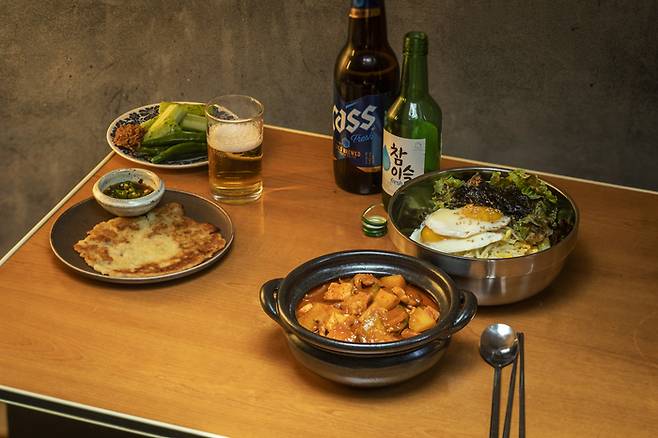 고추장짜글이, 감자전, 양푼비빔밥 한 상. 고된 하루를 마치고 반주를 곁들이기에 딱이라고 한다. ⓒstudio etc