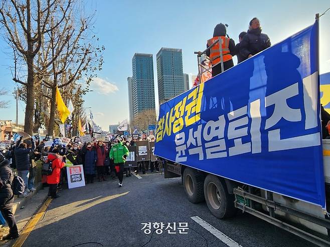 ‘촛불전환행동’은 17일 오후 서울 용산 대통령실 인근에서 집회를 열고 이태원 참사 진상규명과 윤석열 정권 퇴진을 촉구했다. 김세훈 기자