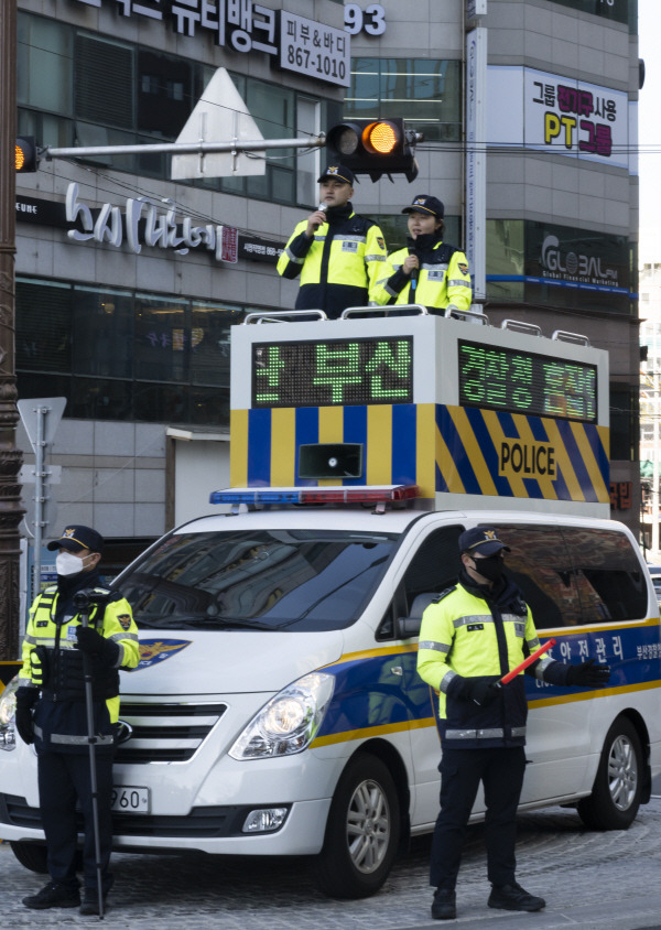 부산불꽃축제 기간 부산경찰청이 안전관리를 위해 행사장에서 이용할 혼잡안전관리 차량(DJ폴리스 차량). 이동식 방송시스템과 발광다이오드(LED) 전광판 등을 갖추고 있다. 전민철 기자 jmc@kookje.co.kr