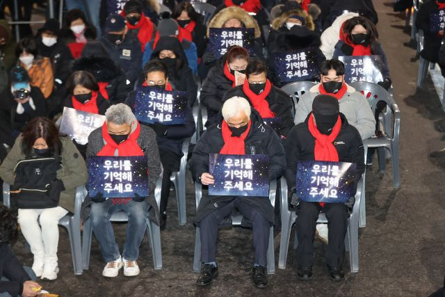 16일 오후 서울 용산구 이태원참사 사고 현장 인근에서 열린 10·29 이태원참사 유가족협의회와 10·29 이태원참사 시민대책회의 주최 참사 49일 시민추모제에서 고 이지한 씨의 아버지인 이종철 유가족협의회 대표(앞줄 왼쪽 세번째) 등 유가족들이 희생자를 추모하며 묵념하고 있다. 연합뉴스