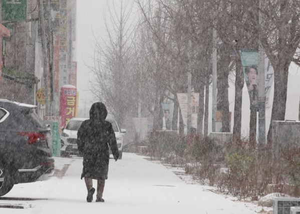 대설특보가 내려진 17일 오전 전북 전주시 완산구 서신동의 한 도로를 시민이 걷고 있다. / 사진=연합뉴스