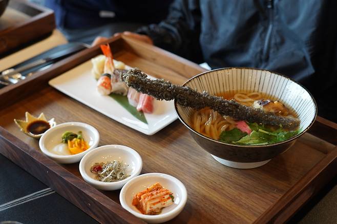 2일차 중식 한치 튀김 우동 / 사진 = 정윤지 여행+ 기자