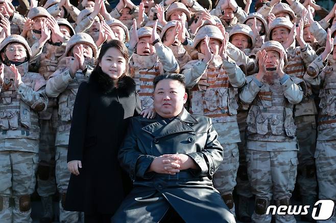 (평양 노동신문=뉴스1) = 김정은 북한 노동당 총비서가 신형 대륙간탄도미사일(ICBM) '화성-17형' 시험발사 성공에 기여한 공로자들과 기념사진을 찍었다고 27일 당 기관지 노동신문이 보도했다. 사진 촬영현장엔 '화성-17형' 발사현장에 동행한 김 총비서 둘째딸도 함께했다.