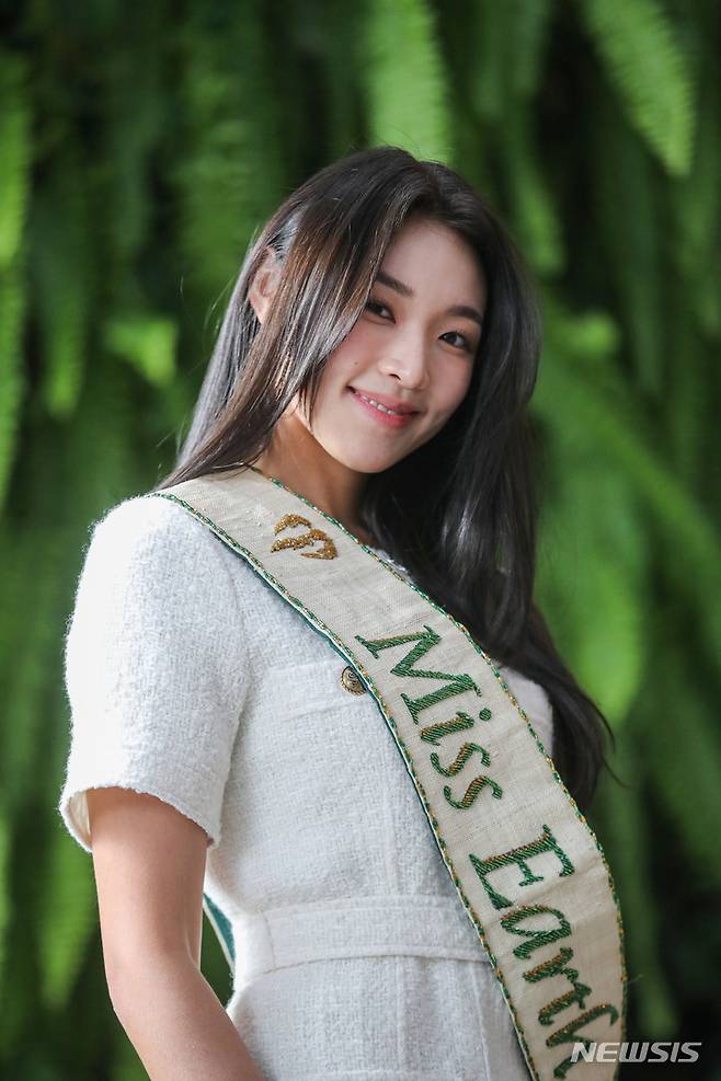 [서울=뉴시스] 권창회 기자 = 한국인 최초로 세계 4대 미인 대회 중 하나인 '미스 어스(Miss Earth)'에서 우승한 최미나수가 지난 12일 오후 서울 중구 뉴시스 본사에서 인터뷰에 앞서 포즈를 취하고 있다. 2022.12.17. kch0523@newsis.com