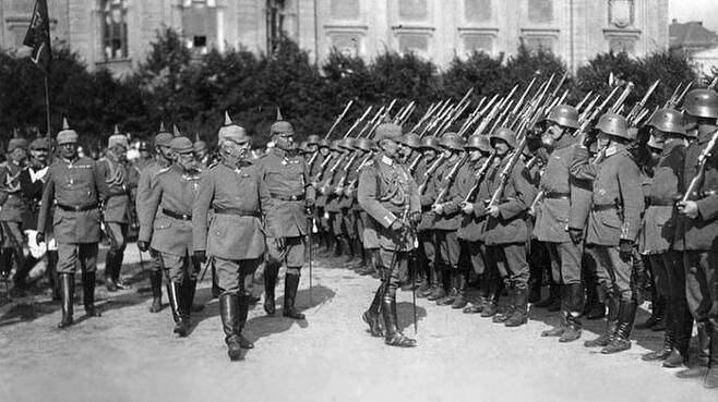 제국 육군을 사열하는 빌헬름2세 황제. 1917년