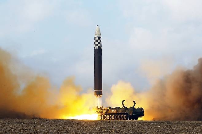 북한의 대륙간탄도미사일(ICBM) 화성-17형이 지상에서 발사되고 있다. 노동신문·뉴스1