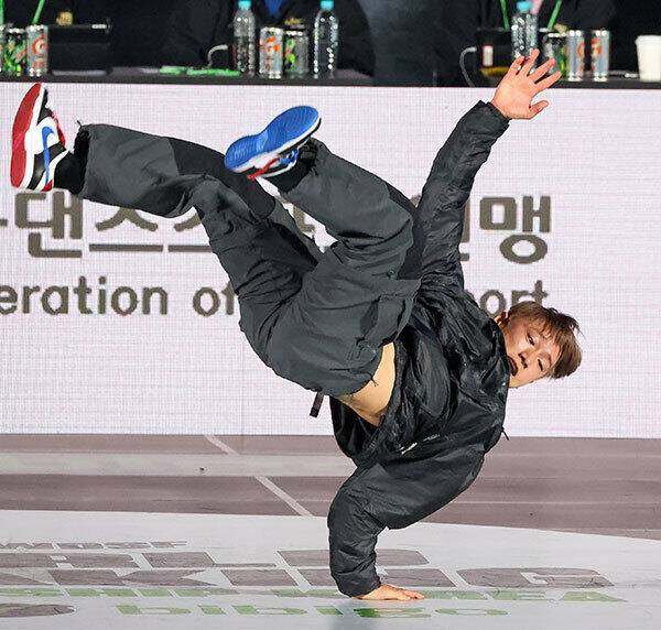 킬 박인수가 지난달 26일 서울 올림픽공원 SK 핸드볼경기장에서 열린 브레이킹 K 파이널에서 고난도 기술을 선보이고 있다. KFD 제공