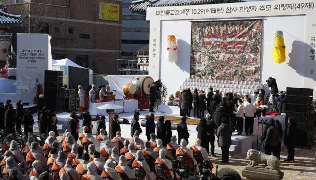 10·29 참사 발생 49일째인 지난 16일 오전 서울 종로구 조계사 들머리에서 희생자 추모 위령제(49재)가 열리고 있다./공동취재단