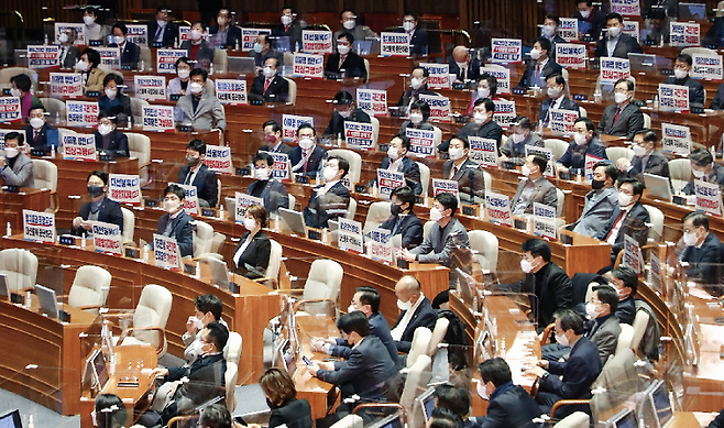 정쟁에 빠진 정치권이 민생을 돌보지 않고 있다. [사진=뉴시스]