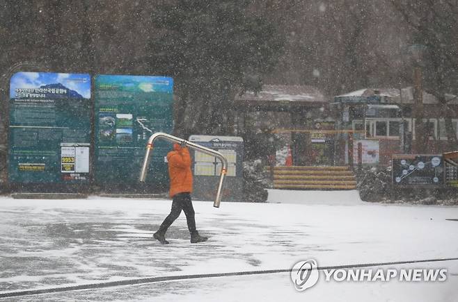 눈 내리는 한라산…입산 통제 [연합뉴스 자료사진]