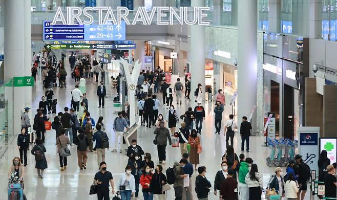 인천국제공항 제1여객터미널 면세 구역에서 이용객들이 오가고 있다. (사진=연합뉴스)