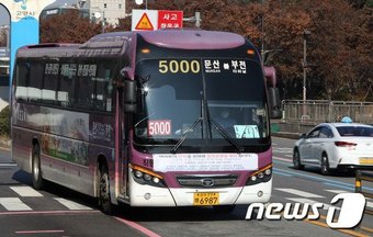 18일 경기도 고양시 일산동구청앞 광역버스 버스정류장 앞을 지나는 5000번 버스앞에 입석운행 중지 안내문이 붙여있다. 2022.11.18/뉴스1 ⓒ News1 박세연 기자