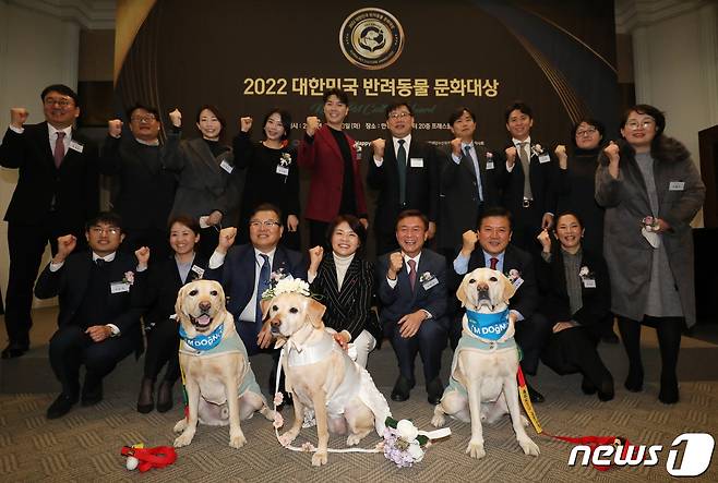 이백규 뉴스1 대표이사, 박동원 머니투데이 사장, 허주형 대한수의사회 회장, 김재영 국경없는수의사회 대표, 한정애 국회의원, 유자은 건국대학교 이사장 등이 13일 서울 중구 프레스센터에서 열린 '2022 대한민국 반려동물 문화대상 시상식'에서 헌혈견들과 함께 기념촬영을 하고 있다. 2022.12.13/뉴스1 ⓒ News1 송원영 기자