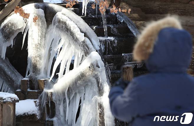 매서운 추위에 전국 곳곳에 한파특보가 내려진 18일 오전 경기 용인시 한국민속촌에 설치된 물레방아에 고드름이 맺혀있다. 2022.12.18/뉴스1 ⓒ News1 김민지 기자