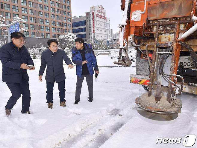 강기정 광주시장이 대설경보가 발효된 18일 오전 종합건설본부 제설차량을 타고 도심 도로의 제설상황을 점검한 뒤 제설 장비를 살펴보고 있다.(광주시 제공)2022.12.18/뉴스1 ⓒ News1