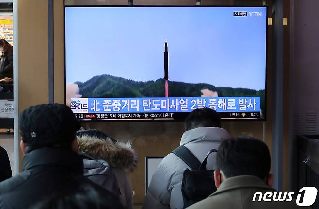 18일 서울역에서 시민들이 북한의 탄도미사일 발사 관련 뉴스를 시청하고 있다. 북한이 이날 탄도미사일 도발을 재개했다. 지난달 18일 대륙간탄도미사일(ICBM) '화성-17형' 시험발사 이후 한 달 만이다. 우리 군 합동참모본부에 따르면 북한은 이날 오전 11시13분부터 낮 12시5분까지 평안북도 동창리 일대에서 동해상으로 준중거리탄도미사일(MRBM)을 총 2발 발사했다. 2022.12.18/뉴스1 ⓒ News1 박세연 기자