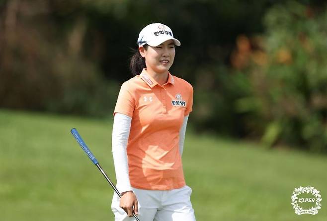 이정민이 PLK 퍼시픽링스 코리아 챔피언십 with SBS Golf 파이널 라운드 2번 홀에서 파 세이브를 성공한 후 웃으며 홀 아웃하고 있다.[이미지출처=KLPGA]