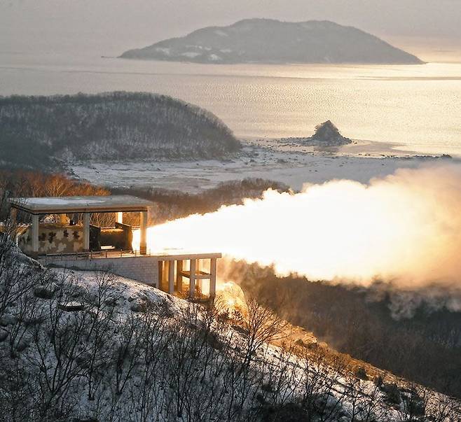 北 "고체연료 ICBM 엔진 시험 성공" - 북한 조선중앙통신은 16일 평안북도 철산군 동창리 서해 위성발사장에서 신형 대륙간탄도미사일(ICBM)에 사용할 고출력 고체연료 발동기 지상분출시험에 성공했다고 밝혔다. 북한은 그간 상대적으로 발사에 시간이 걸리는 액체 연료 사용 ICBM만 시험 발사했다. 그러나 고체 연료 ICBM은 연료 주입 시간이 필요 없기 때문에 기습 발사로 한미의 사전 탐지와 요격을 피해 미 본토를 타격할 수 있을 것으로 추정된다. /조선중앙통신 연합뉴스