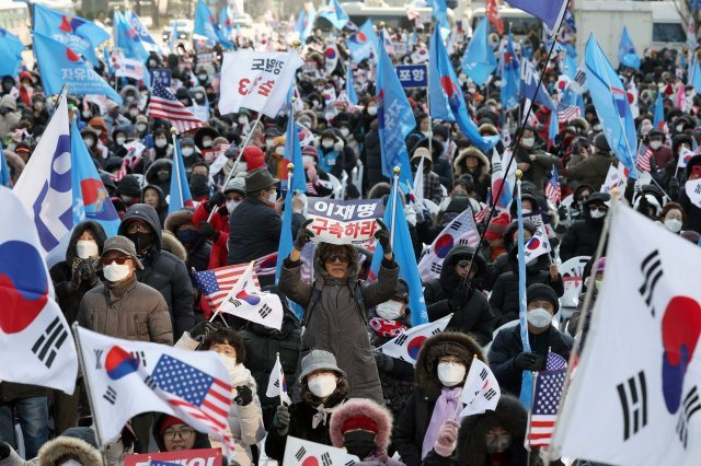 17일 오후 서울 종로구 동화면세점 앞에서 자유통일당 등 보수단체들이 집회를 하고 있다. 뉴시스.