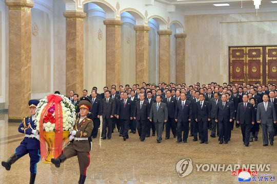 북한 김정일 국방위원장 사망 11주기(12월 17일)를 맞아 지난 17일 노동당중앙위원회, 최고인민회의 상임위원회, 내각, 무력기관 일꾼들이 금수산태양궁전을 참배했다고 조선중앙통신이 18일 보도했다. 평양조선중앙통신=연합뉴스