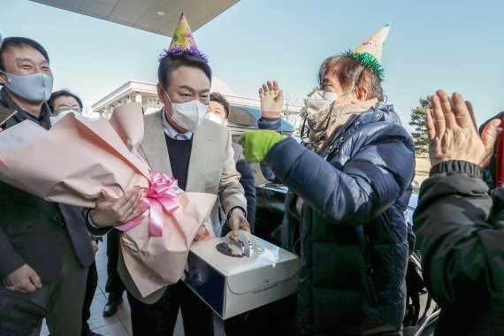 생일을 맞은 윤석열 대통령(당시 국민의힘 대선 후보)가 지난해 12월18일 오전 서울 영등포구 국회의원회관 앞에서 지지자들로부터 축하를 받고 있다. /사진=뉴스1