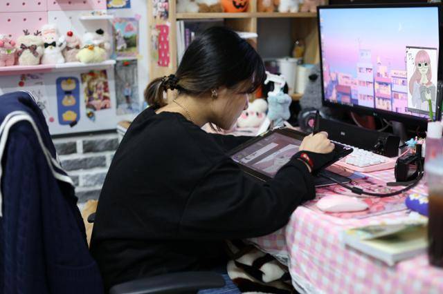 부산글로벌웹툰센터 작업실에 입주한 작가가 웹툰 제작 작업을 진행하고 있는 모습. 부산정보산업진흥원 제공
