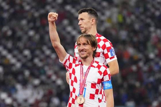 모로코전 종료 직후 열린 시상식에서 동메달을 목에 건 뒤 주먹을 들어보이며 팬들의 환호에 답례하는 모드리치. AP=연합뉴스