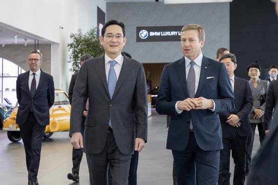 이재용 삼성전자 회장이 17일 인천 영종도에 있는 BMW 드라이빙 센터에서 올리버 집세 BMW그룹 회장과 만나 삼성SDI의 최첨단 P5 배터리 셀이 적용된 BMW의 최신 전기차 '뉴 i7' 등을 살펴봤다. 사진 삼성전자