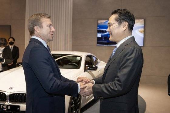 이재용 삼성전자 회장이 17일 인천 영종도에 있는 BMW 드라이빙 센터에서 올리버 집세 BMW그룹 회장과 만나 삼성SDI의 최첨단 P5 배터리 셀이 적용된 BMW의 최신 전기차 '뉴 i7' 등을 살펴봤다. 사진 삼성전자