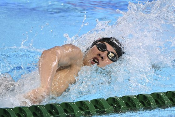 황선우가 18일 2022 국제수영연맹(FINA) 쇼트코스 세계수영선수권 남자 자유형 200ｍ 결선에서 힘차게 물살을 가르고 있다. AP=연합뉴스