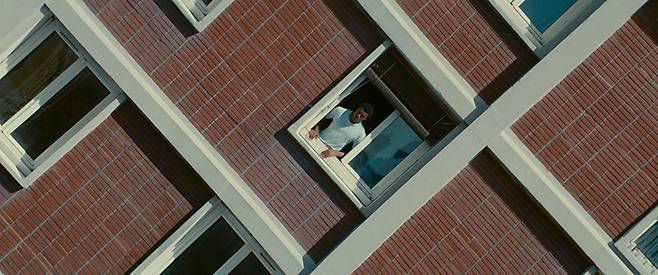 영화 <가가린>의 주인공 유리(알세니 바틸리>는 살고 있는 가가린 주택단지에 철거령이 내려지고 나서도 건물을 떠나지 못한다. 엣나인필름 제공.